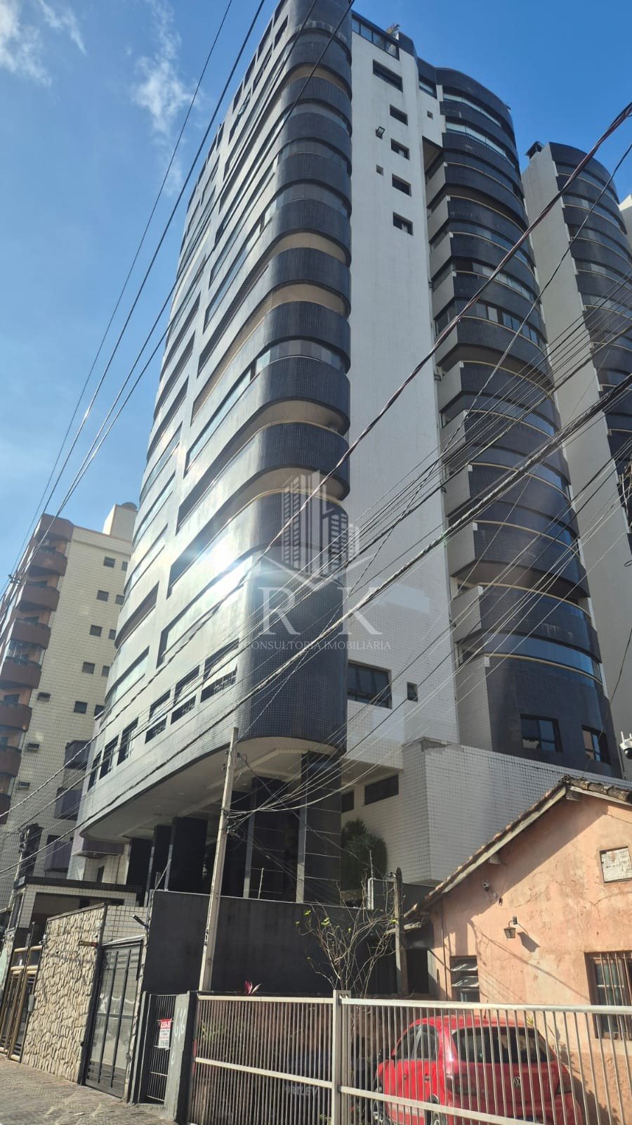 Apartamento 01 Dormitório Suíte - Guilhermina - Sacada e Churrasqueira Carvão